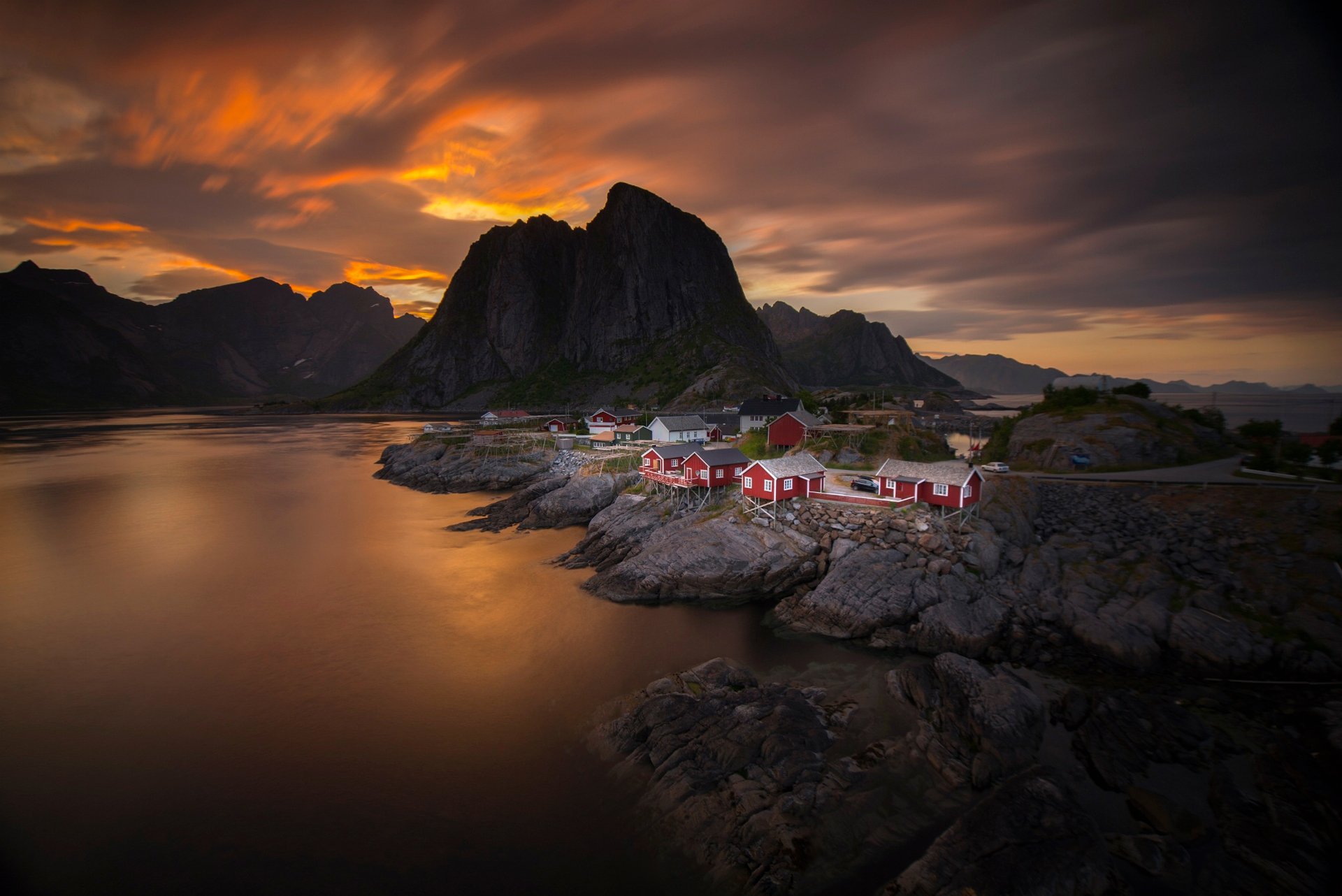 noruega cielo nubes puesta de sol tarde mar montaña pueblo casa