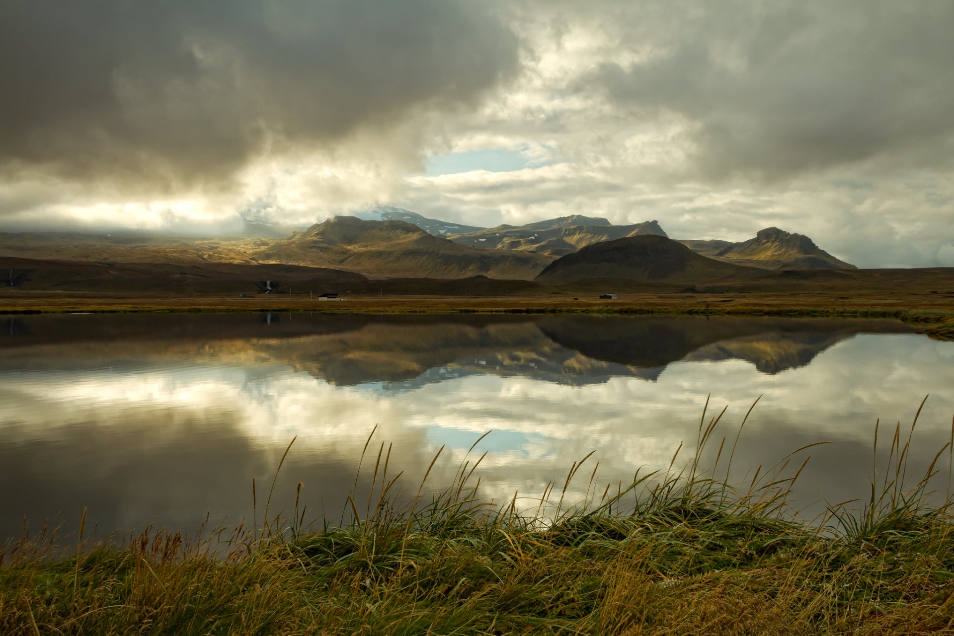 island berge see wolken reflexion