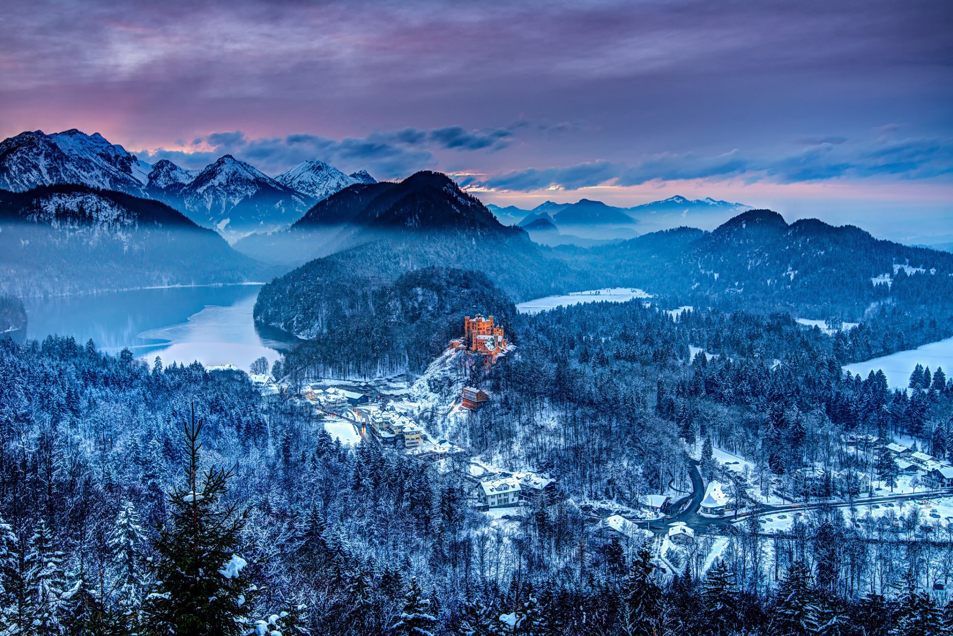 niemcy południowa bawaria zamek hohenschwangau hohenschwangau zima góry las śnieg