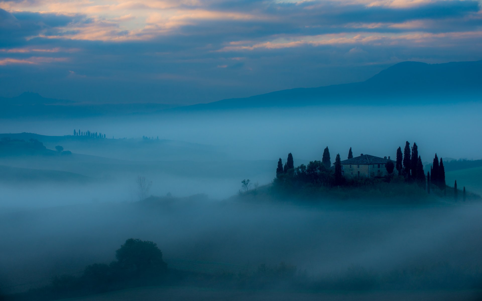 belvedere im morgengrauen nebel haus landschaft