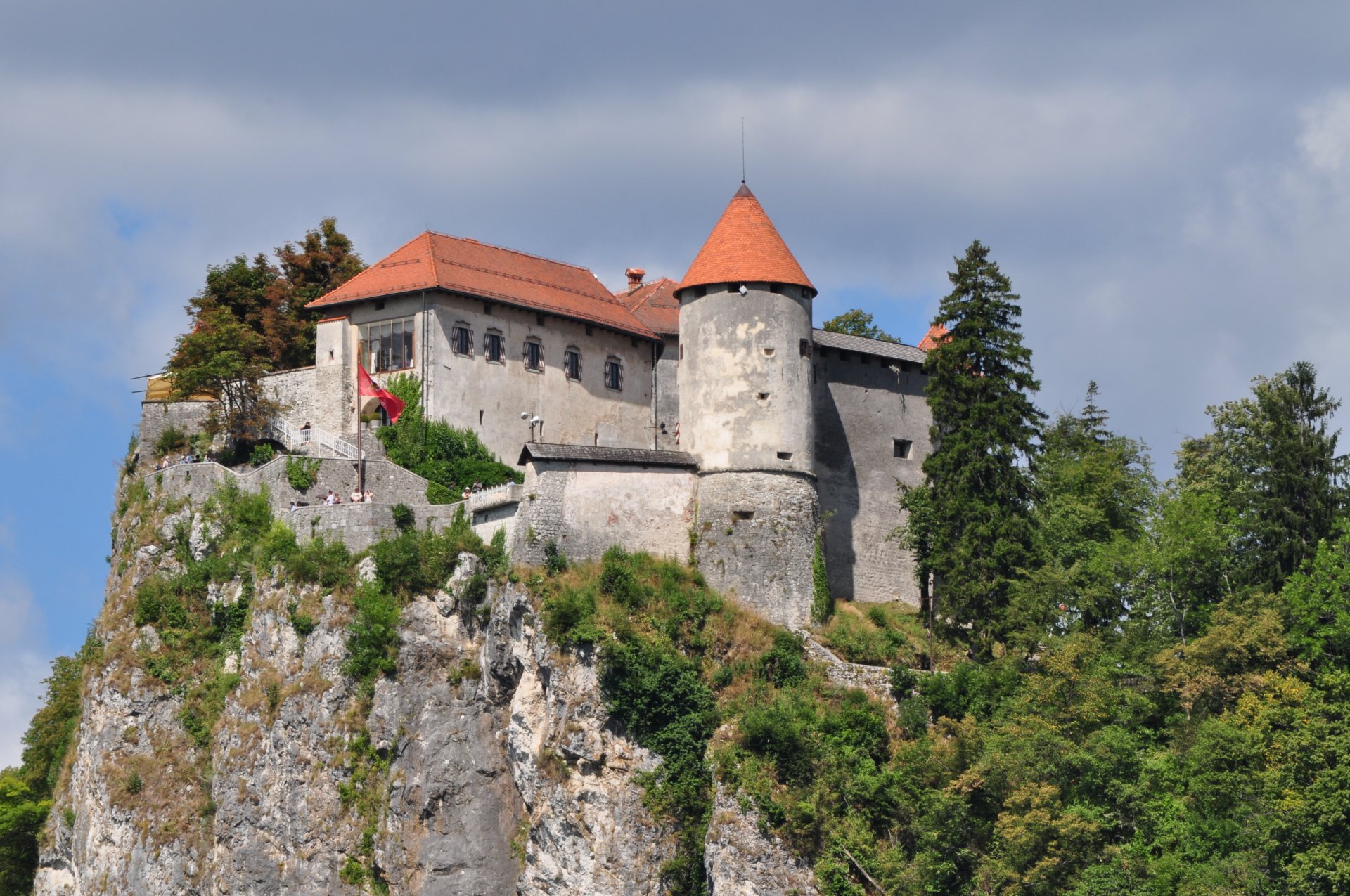 slovenia alpi giulie castello di bled scogliera a strapiombo edifici alberi cespugli monumento storico