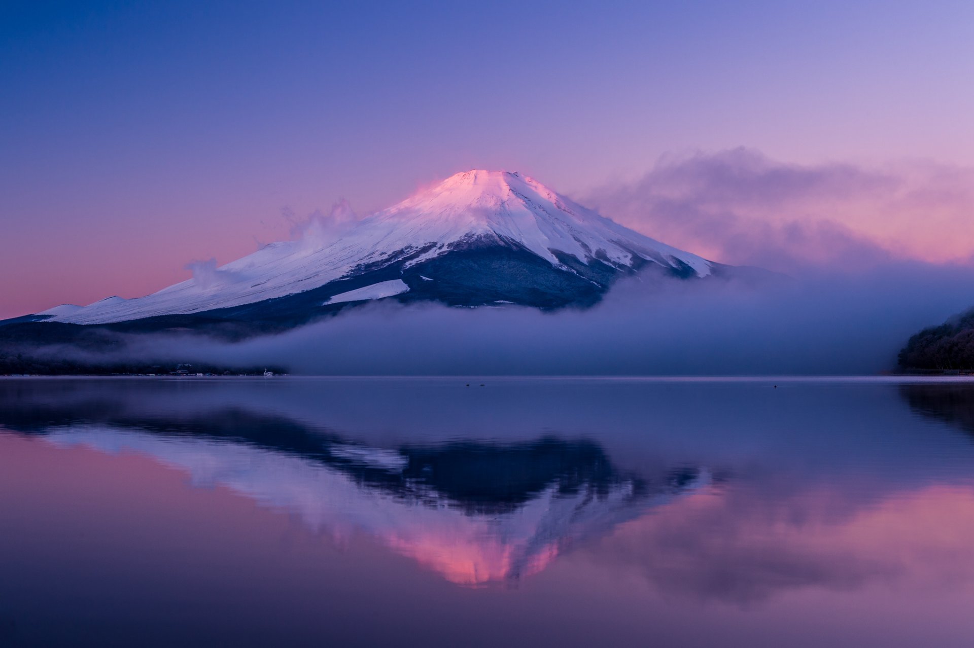 japonia wyspa honsiu góra fuji fujiyama jezioro wieczór liliowy niebo chmury mgła odbicie