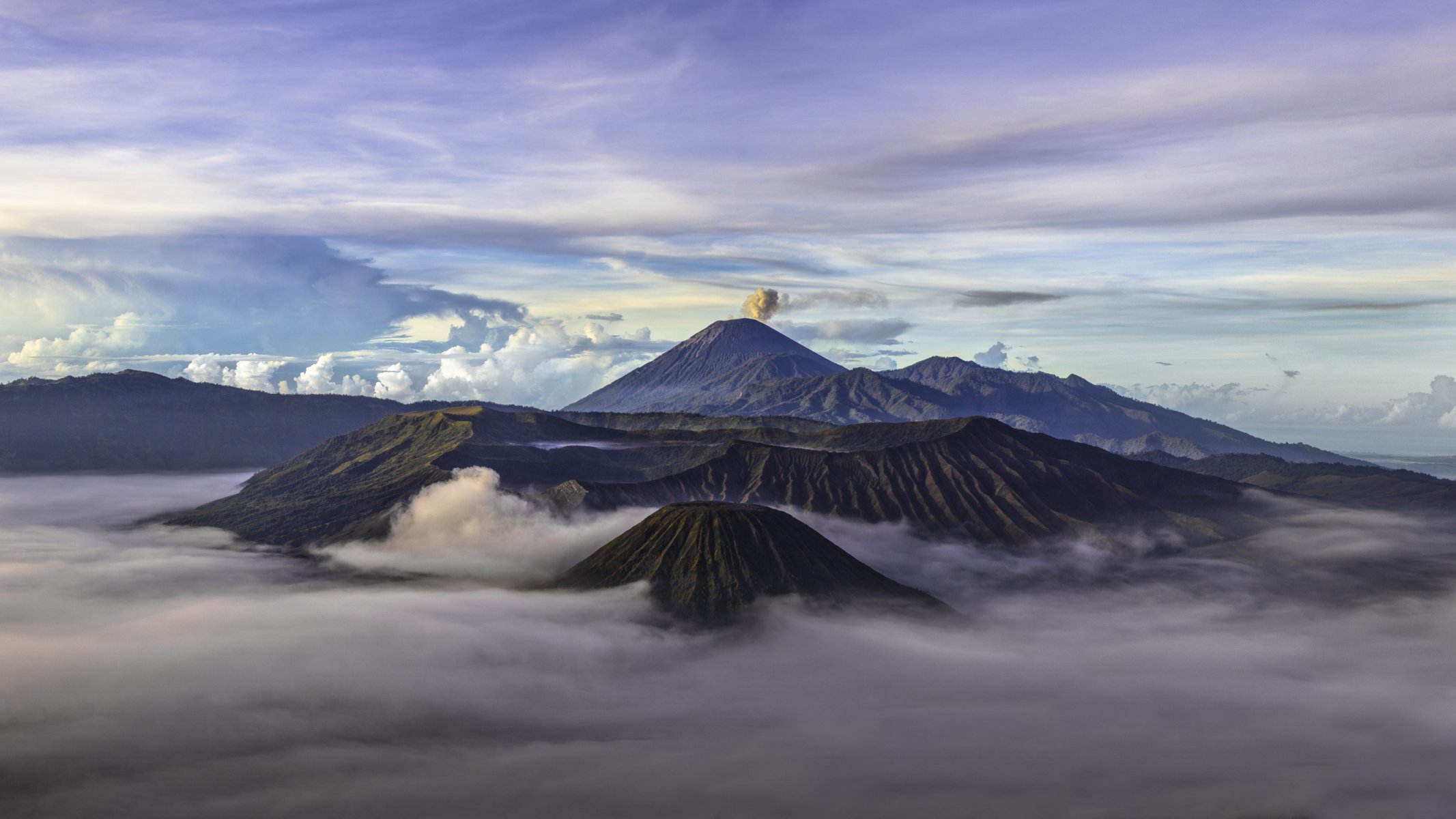 indonésie java bromo volcan montagnes brume ciel nuages