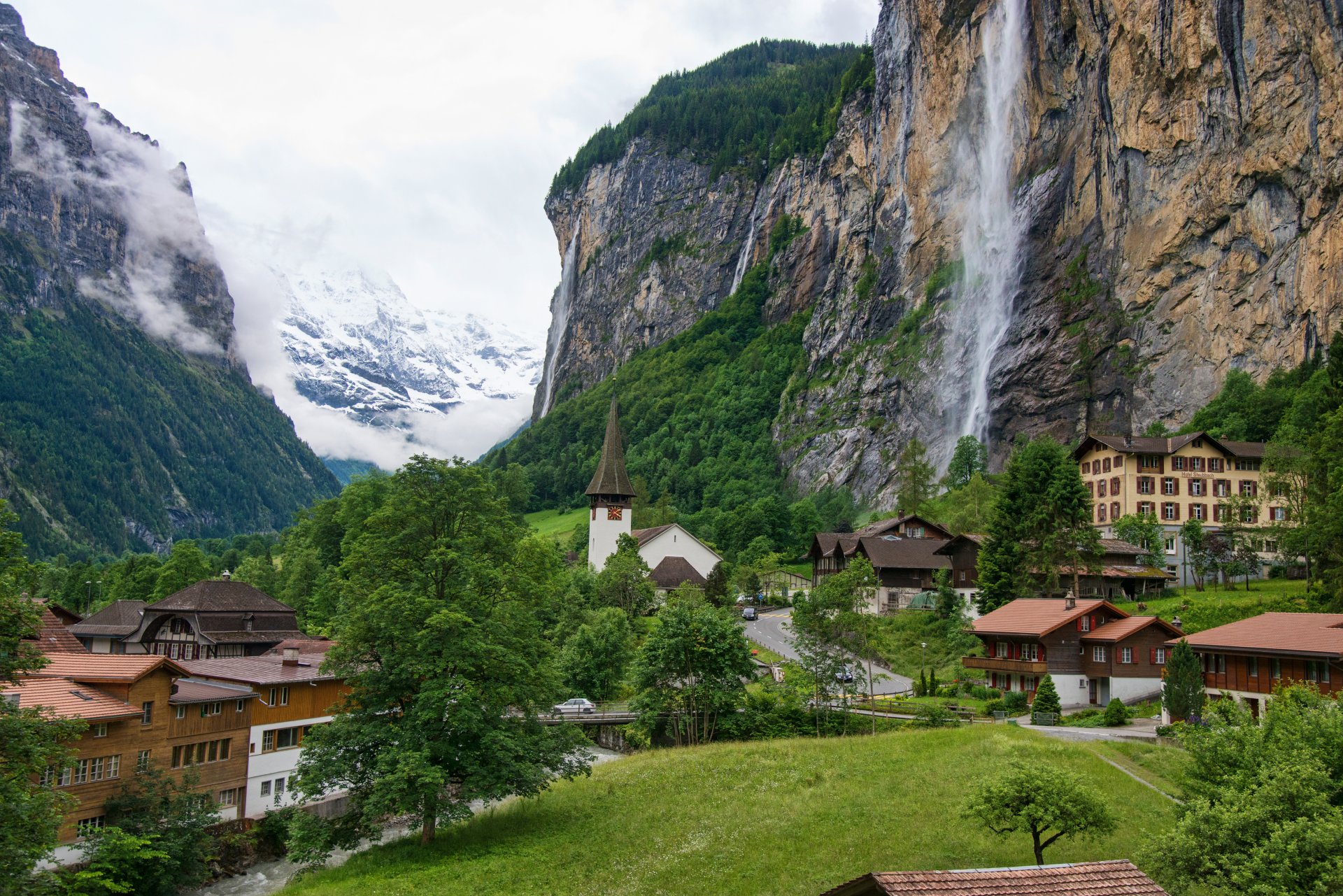 staubbach suisse montagnes ciel vallée maisons route cascade