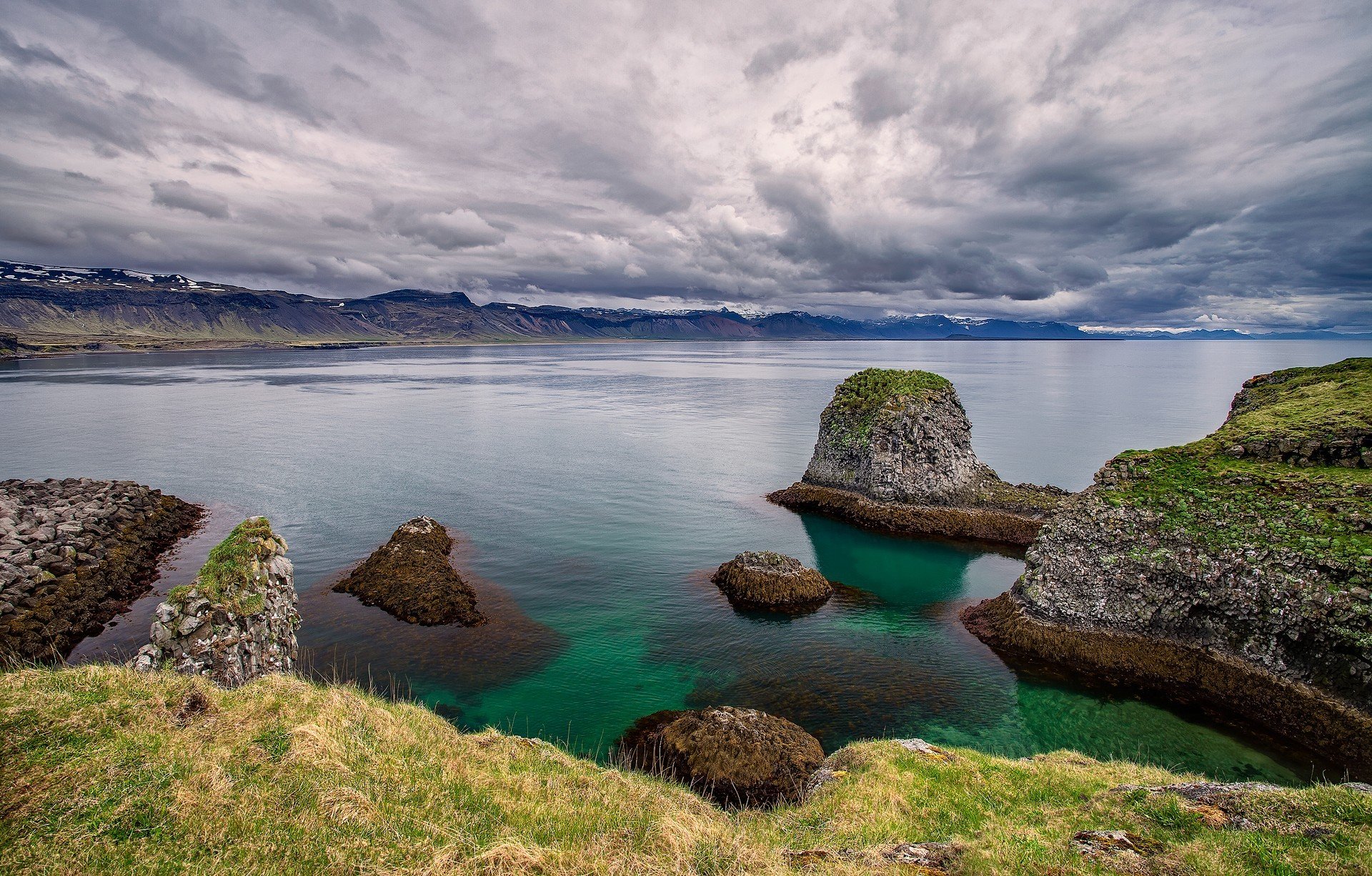 naefellsnes islandia cielo nubes lago naturaleza piedras hierba