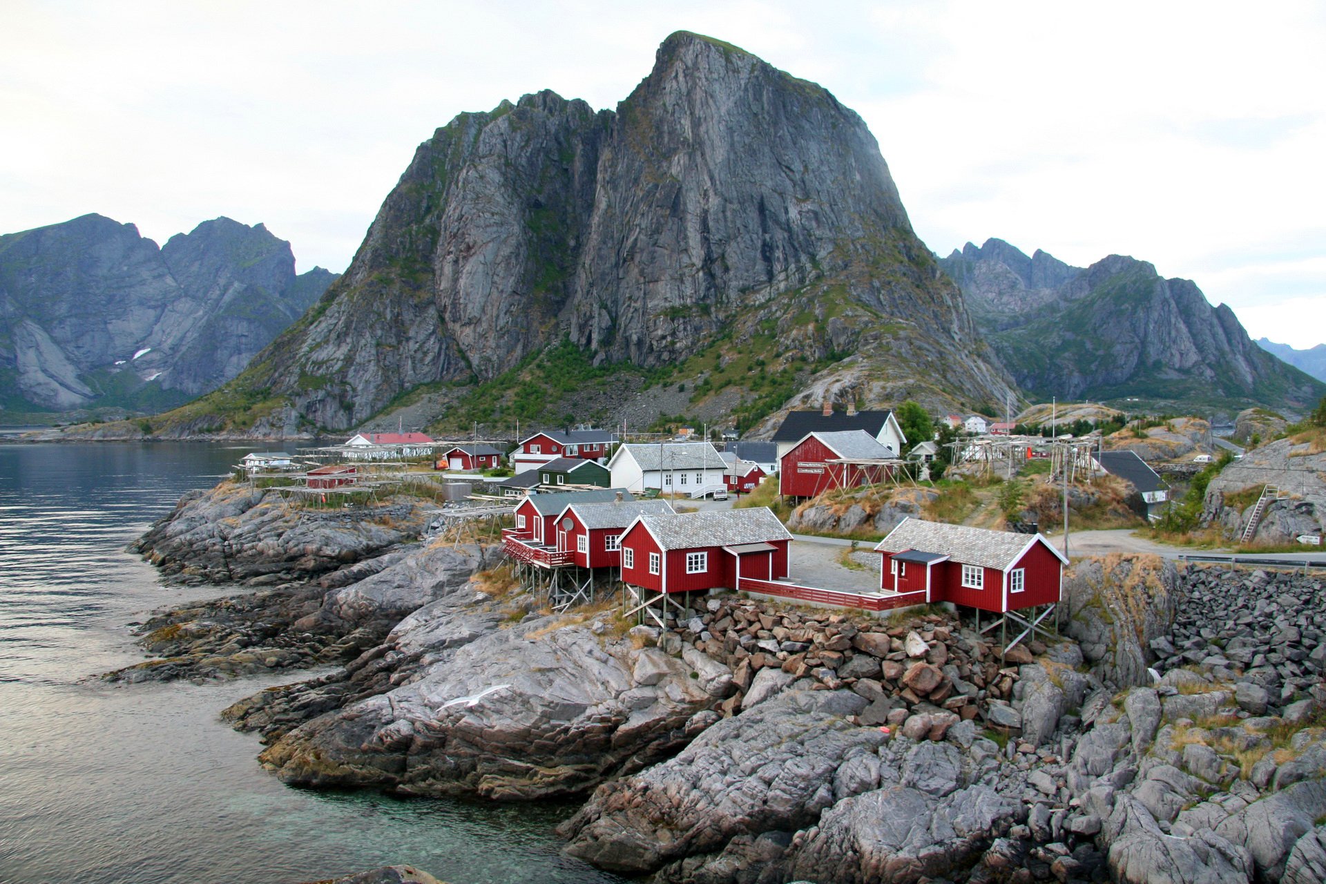 moskenes norwegen bucht felsen steine himmel berg häuser