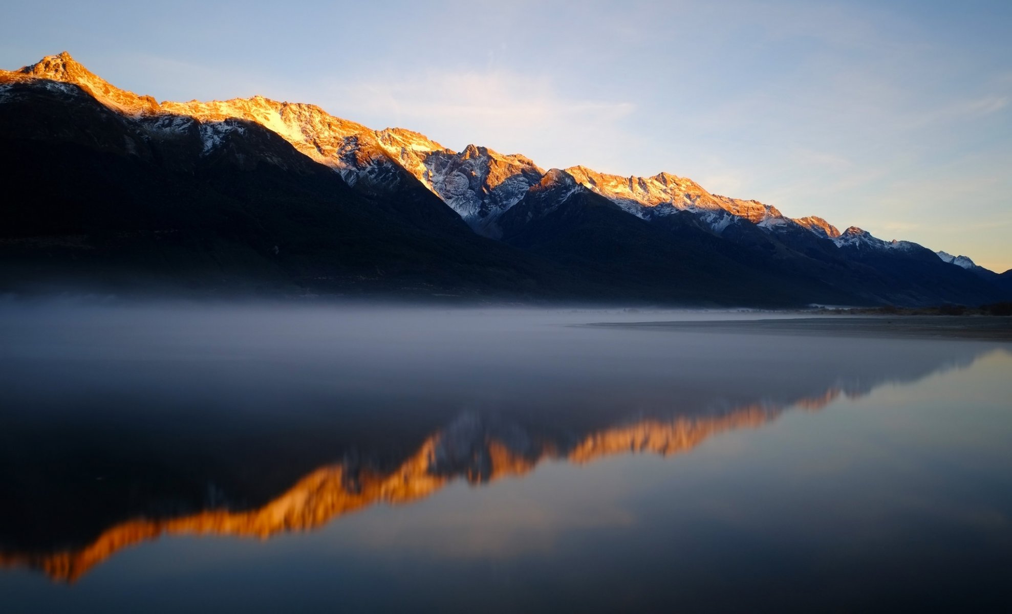 montagne lago mattina nebbia riflessione