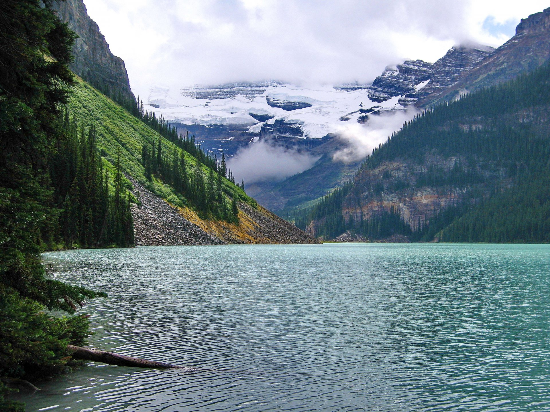 lago louise parco nazionale di banff alberta canada montagne nuvole foresta lago