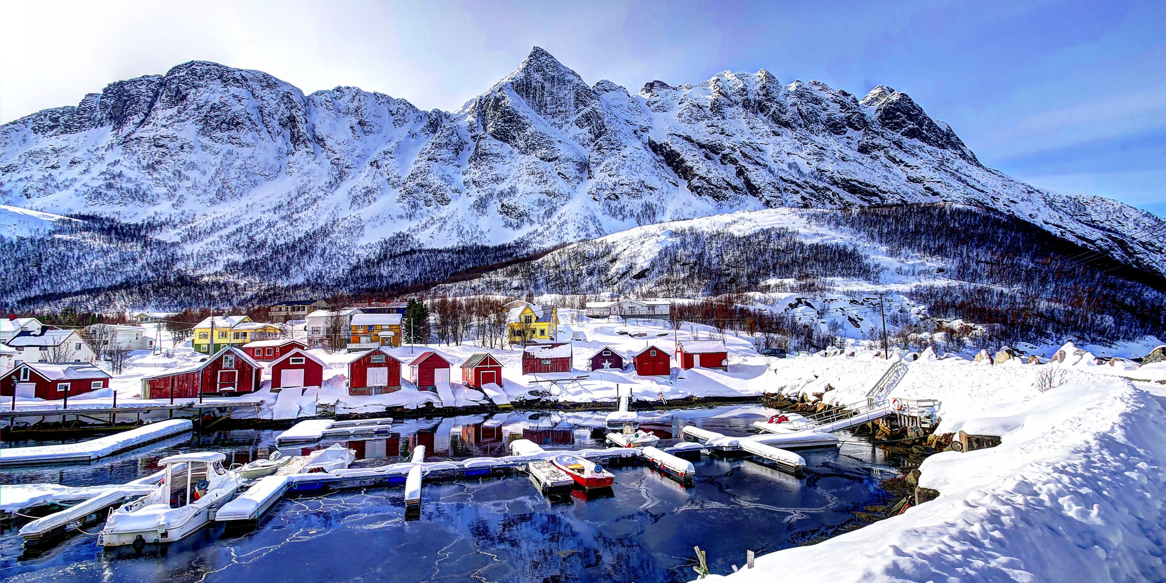 norvège baie montagnes maison ciel nuages hiver neige