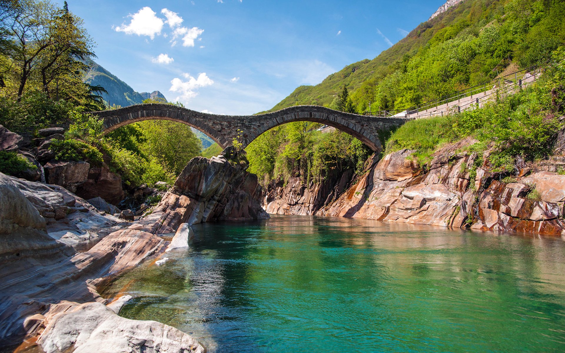 cielo nubes río puente arco montañas pendiente árboles