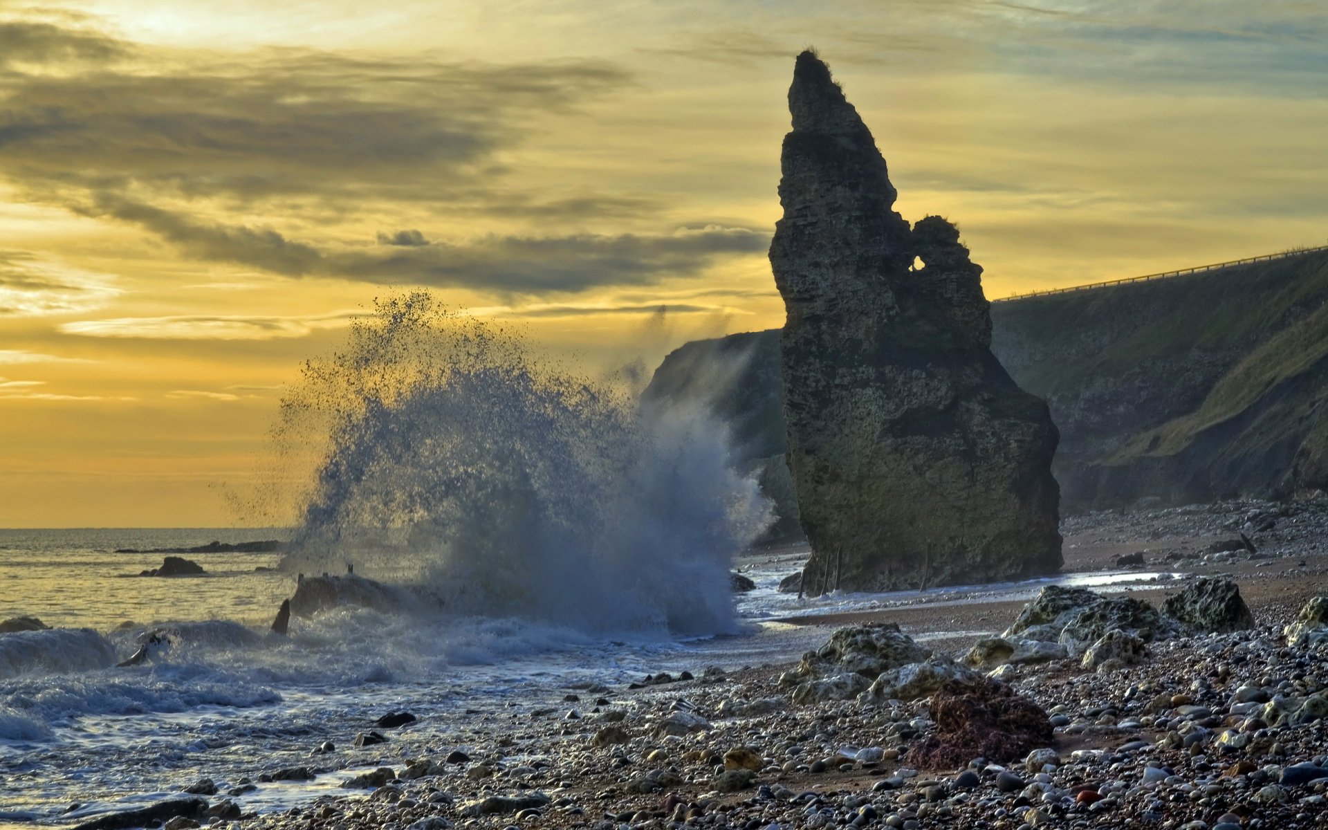 mer roches vague coucher de soleil paysage