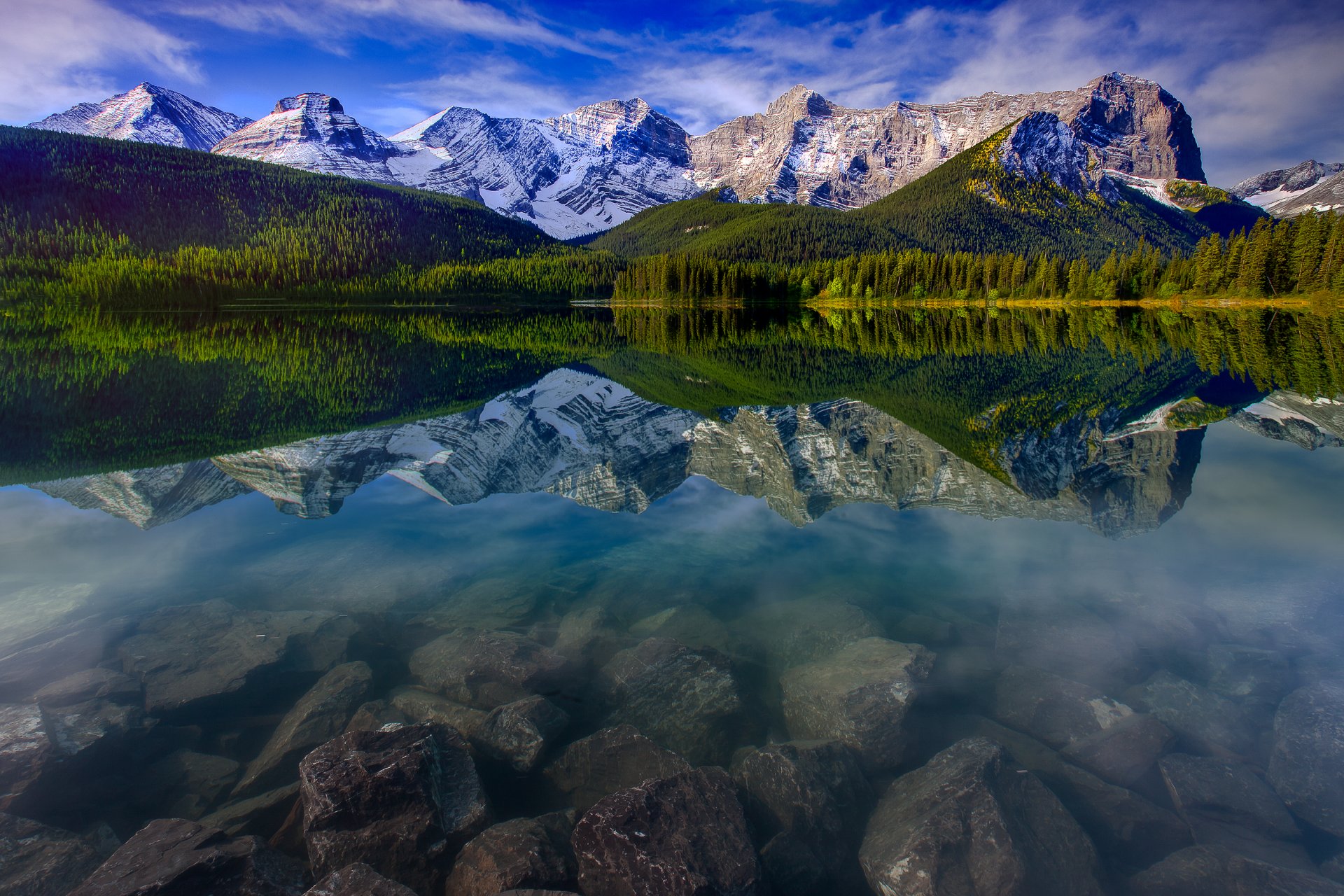 alberta canada ciel montagnes forêt arbres réflexion pierres nuages nature neige