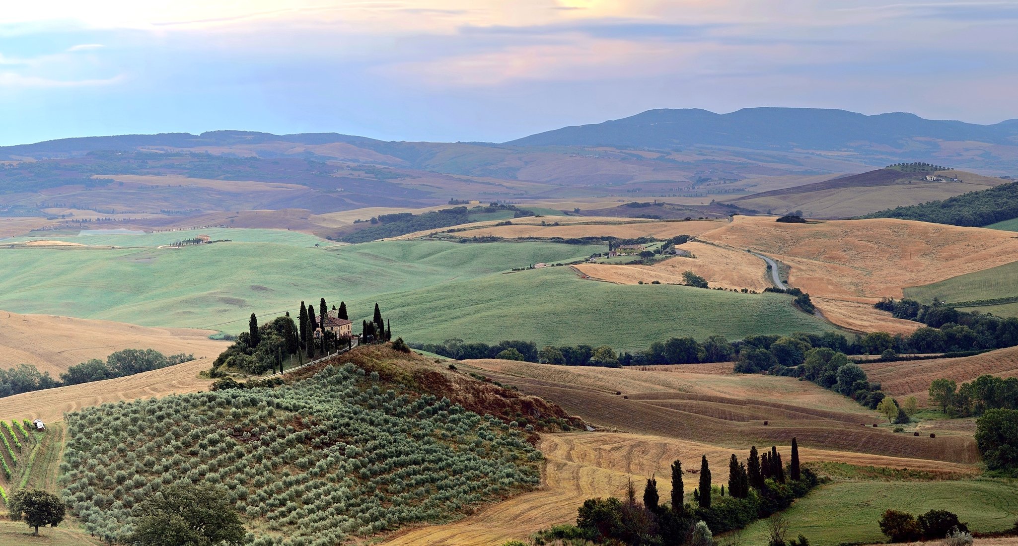 val d orcia toskana italien himmel hügel felder haus bäume