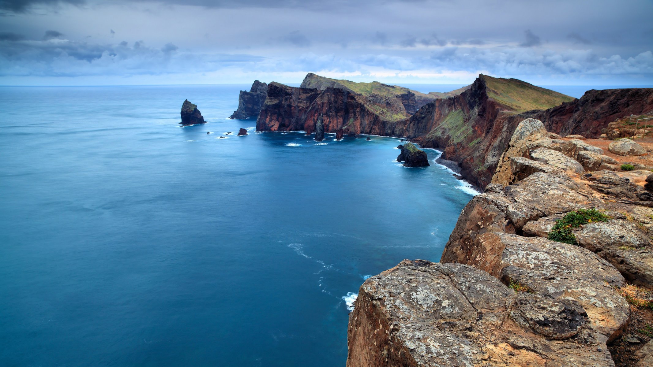 mar océano rocas arrecifes tierra cielo nubes belleza dal