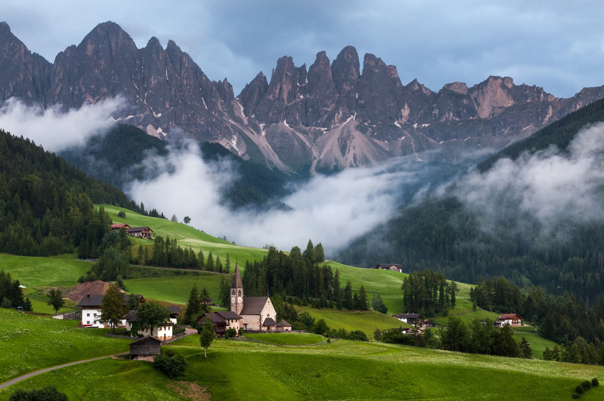 chiesa di s. magdalena dolomiti alpi tramonto