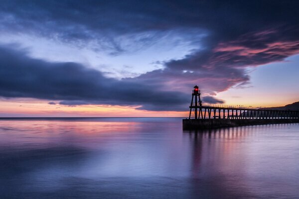 En medio del mar verás el muelle y el faro