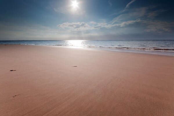 Paysage fantastique de la côte la plus douce de la mer sans limites