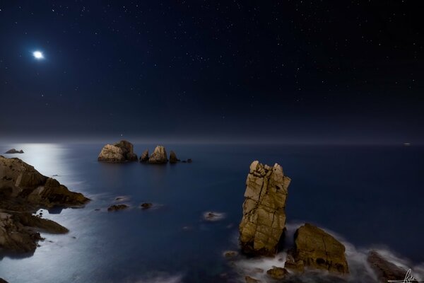 Calme bord de mer avec des rochers