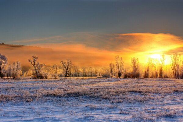 Sonnenuntergang im Wintertal