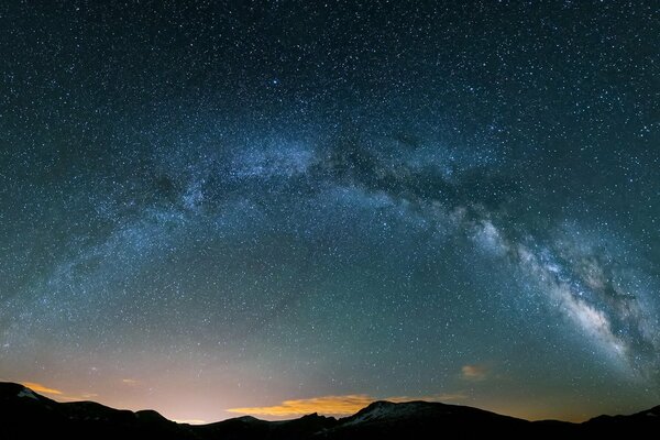 Via Lattea contro il cielo notturno