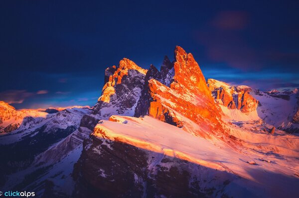 Una cresta rocosa en lo alto de las montañas