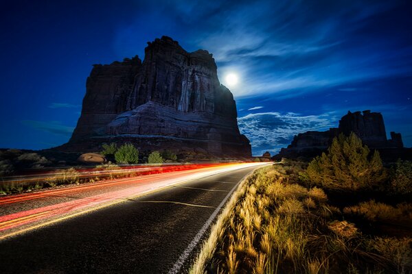 Strada luminosa con cielo e Luna minimi