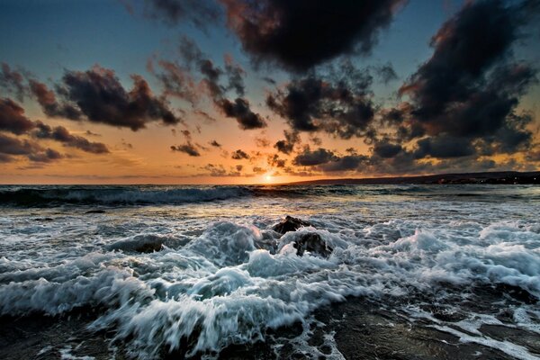 Zdjęcie wybrzeża morskiego o zachodzie słońca