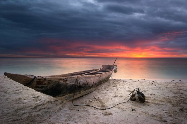 Bateau sur la plage de sable