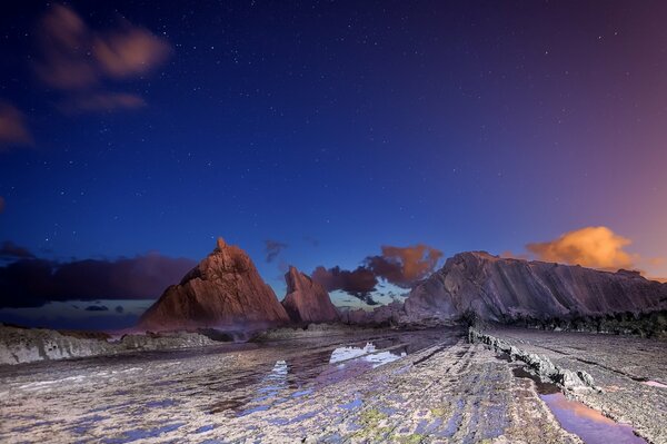 Coucher de soleil sur les rochers. ciel étoilé nocturne