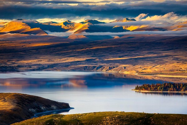 Landscape of the sea with pesozhny mountains