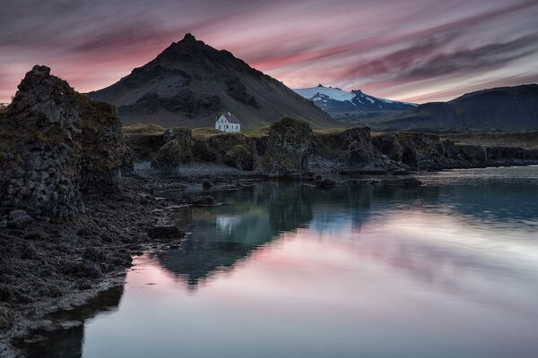 Ein Haus am Fuße eines Berges in Island