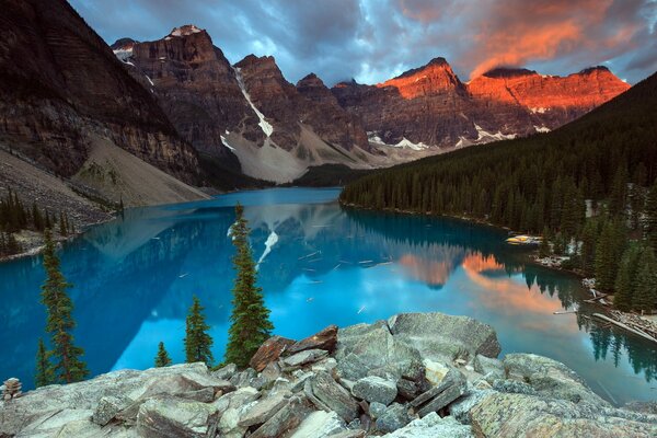 Paisaje del lago azul de montaña