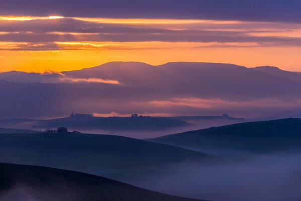 Ein schöner Pagaz , wo sich der Sonnenuntergang mit dem Nebel verschmolzen hat