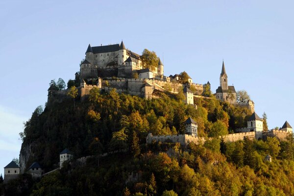 Крепость занимает целую гору германия