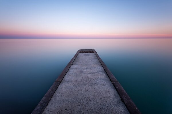 Ein schöner See. Abendliches Kanada. Horizontaler Himmel