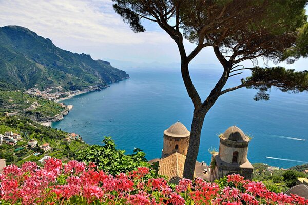 Włochy. Kwiaty nad morzem