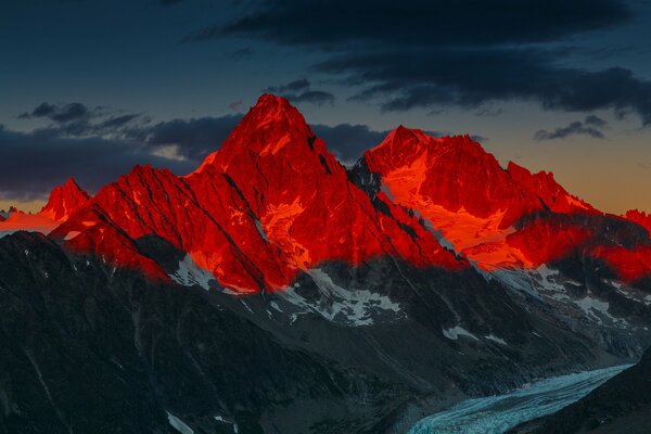 Góra na tle zachodu Słońca we francuskich Alpach