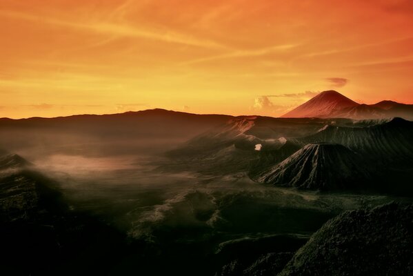 La isla de Java tiene el volcán activo Bromo
