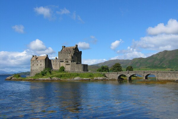 Castillo de paisaje de Escocia en las montañas