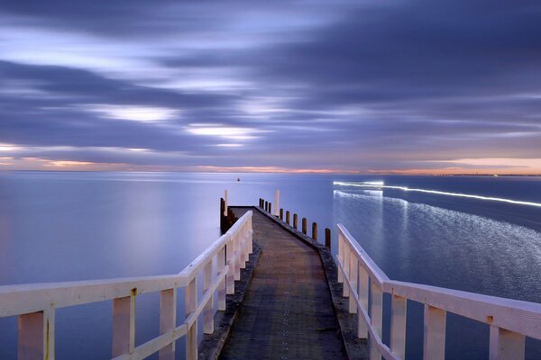 Brücke im Meer bei Sonnenuntergang