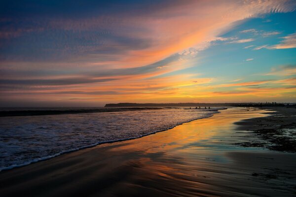 Beau coucher de soleil sur la plage près de l océan