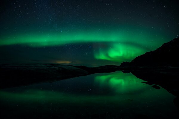 L aurora boreale si riflette nell acqua