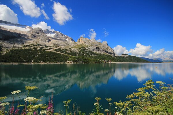 Montañas reflejadas en el espejo del lago