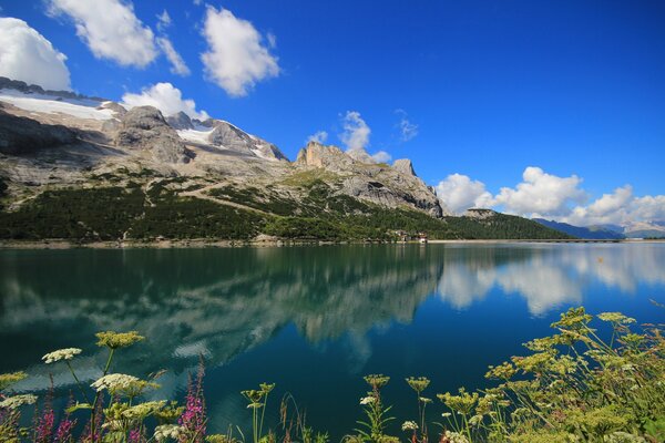 Горы, отражающиеся в зеркальной глади озера