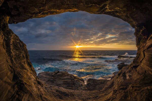 El amanecer sobre la superficie del mar lo vemos desde la roca