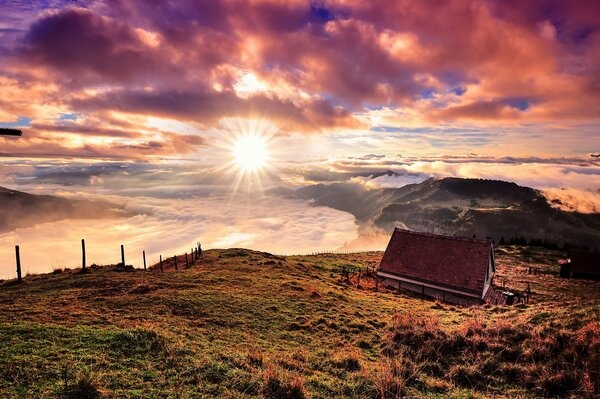 Haus in den Bergen in der Schweiz unter der Sonne