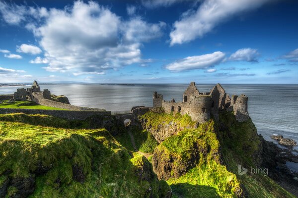 Irlandia Północna Hrabstwo Antrim. Niebiański kolor na tle ruin. Ruiny w skałach