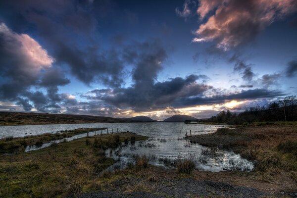 Lago nocturno de Loch Morne en Irlanda