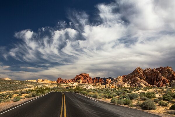 Las Vegas strada è divisa in due tipi di deserto e Valle del fuoco