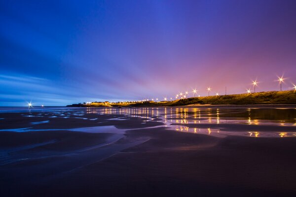 Marée basse et côte de la mer du Nord. Grande-Bretagne. Ciel violet